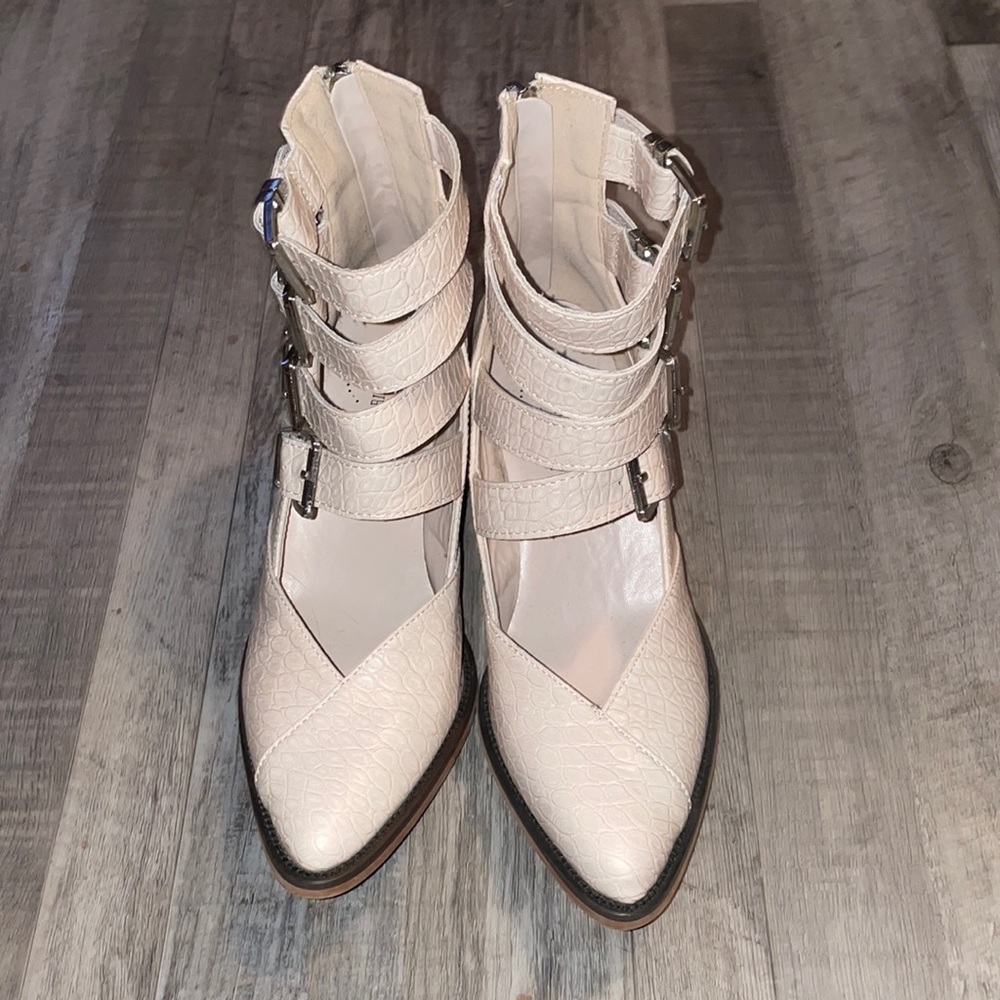 Buckle Galore Pump
